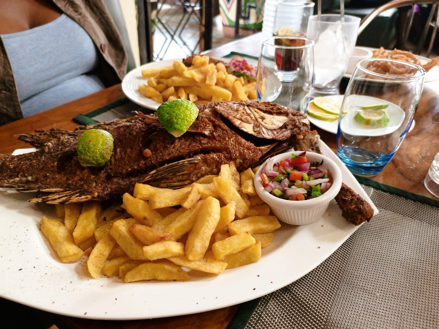 Poisson grillé du jour, salade et accras