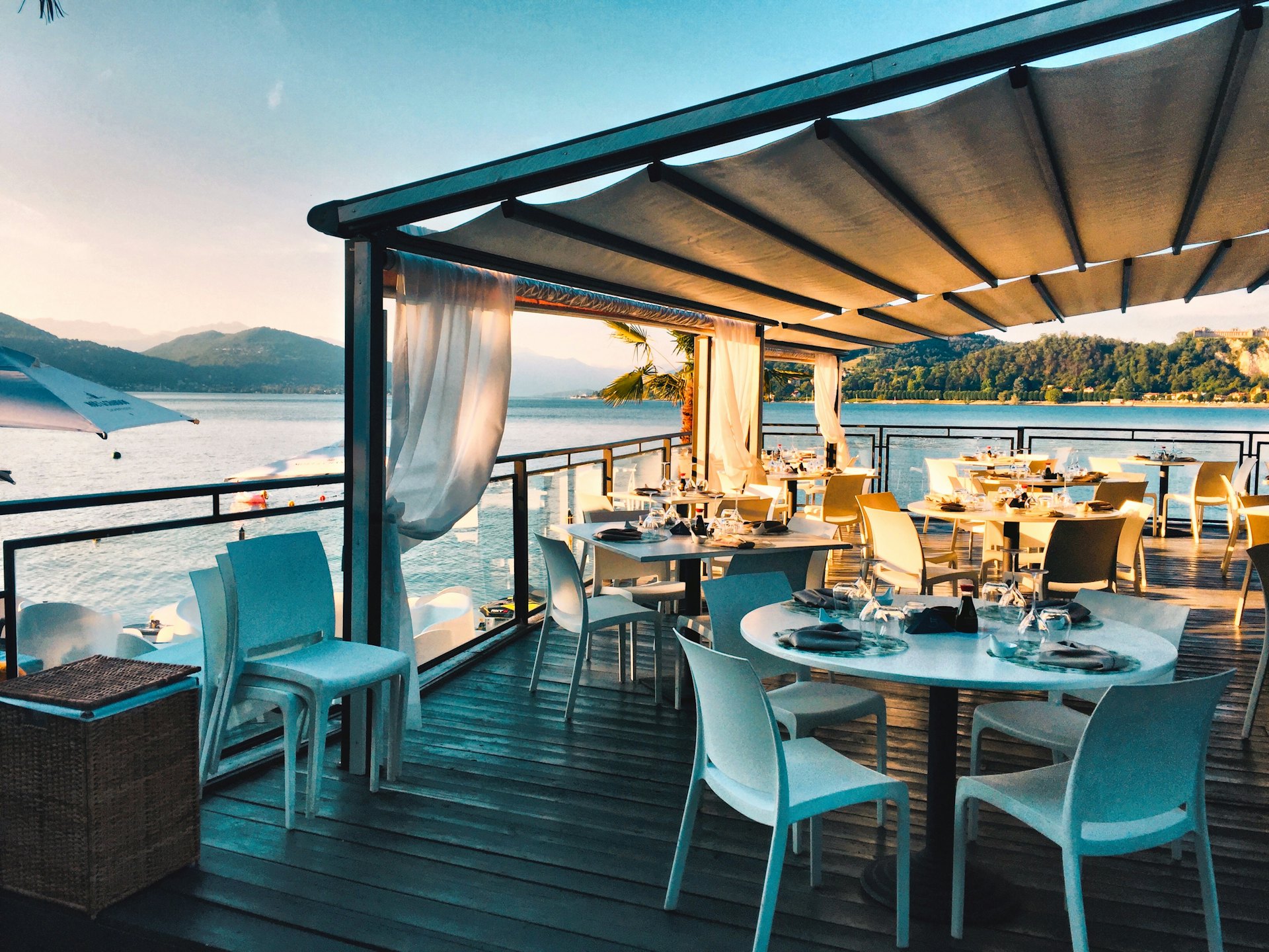 Terrasse au bord de l'eau des Pieds dans l'Eau à Saint-François
